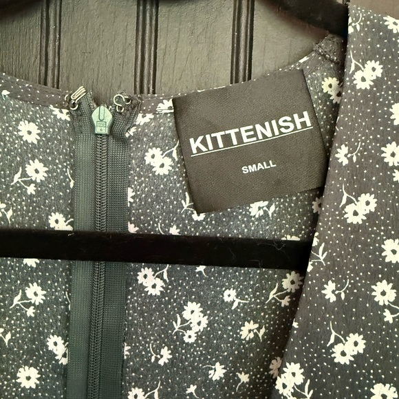 Kittenish Green and White V-Neck Bishop Sleeve Sundress - Picture 5 of 7